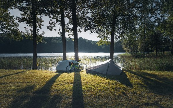Comment gérer les déchets organiques lors d'un camping sans laisser d'odeurs attractives pour les animaux ?