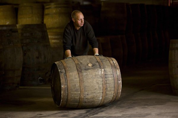 Quels cottages écossais offrent une immersion dans la fabrication du whisky en Écosse?